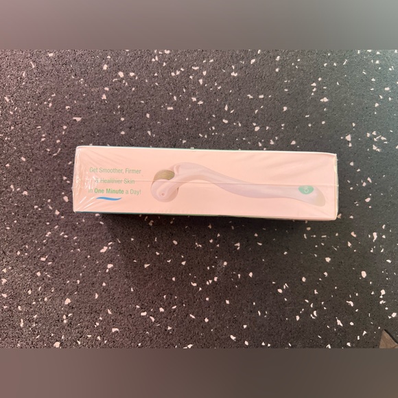 ORA | Facial Microneedle Roller System - Picture 4 of 6